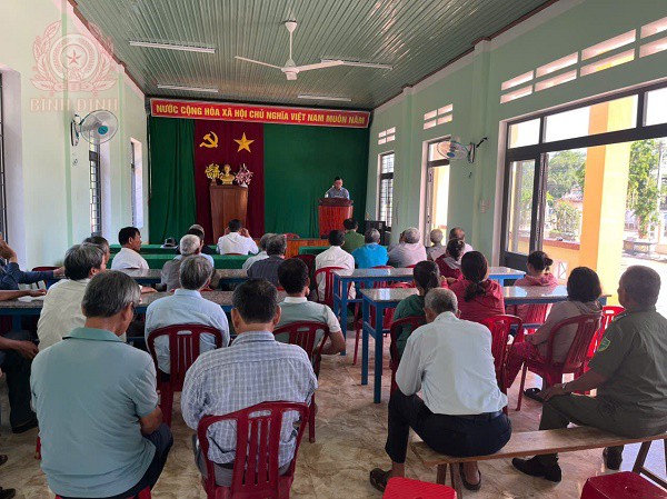 Công an phường Nhơn Thành, thị xã An Nhơn tổ chức tuyên truyền, phổ biến, hướng dẫn kỹ năng và kiến thức pháp luật về phòng cháy, chữa cháy và cứu nạn, cứu hộ cho các hộ gia đình trên địa bàn.