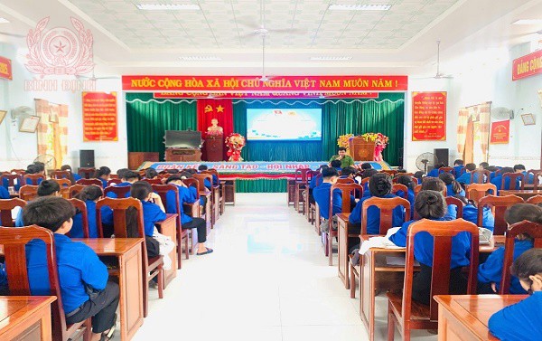Công an xã Cát Nhơn, huyện Phù Cát phối hợp Đoàn Thanh niên tổ chức tuyên truyền pháp luật cho thanh niên, học sinh THPT trên địa bàn.