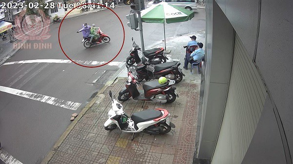 3 doi tuong dung sung dan bi ban nhau tren duong pho quy nhon