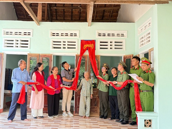 Tuổi trẻ Công an tỉnh chung tay xóa nhà tạm, nhà dột nát.