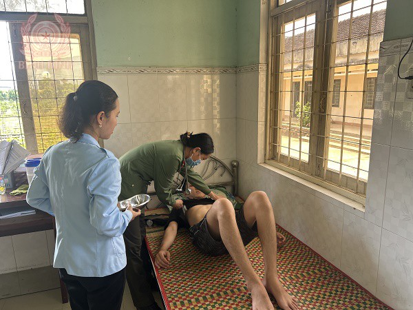 can bo cong an va nhan vien y te dieu tri cho nguoi nghien ma tuy