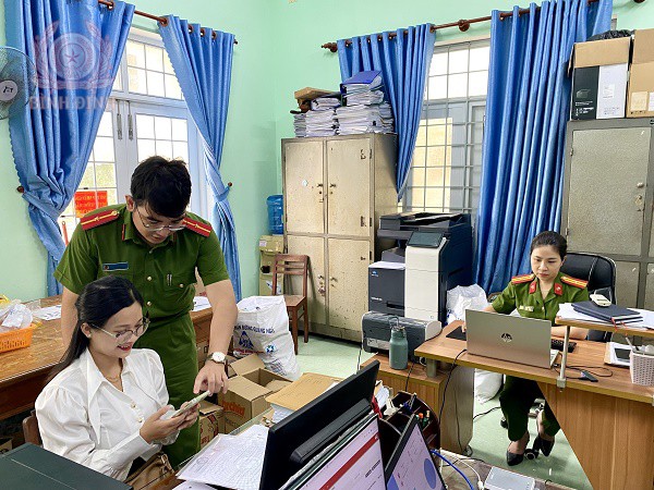 Cán bộ phòng CS QLHC về TTXH hỗ trợ một DN cập nhật thông tin để hoàn tất đăng ký ĐDĐT