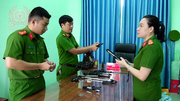 lanh dao va cbcs phong canh sat quan ly hanh chinh ve ttxh lien tuc tiep nhan vu khi vat lieu no cong cu ho tro duoc chuyen giao tu cong an dia phuong