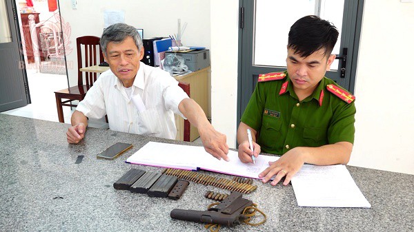 ong le nguyen ngoc o phuong nguyen van cu tp quy nhon tu giac giao nop nhieu vu khi