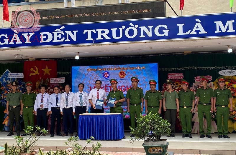 Công an xã Phù Cát và Trường THPT số 1 Phù Cát tổ chức Lễ kết nghĩa