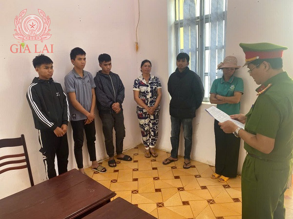 03 doi tuong bi khoi to bat tam giam ve hanh vi gay roi trat tu cong cong