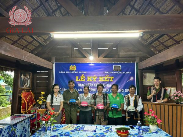 Công an phường Pleiku tổ chức kết nghĩa với nhân dân Làng Ơp, phường Pleiku”.