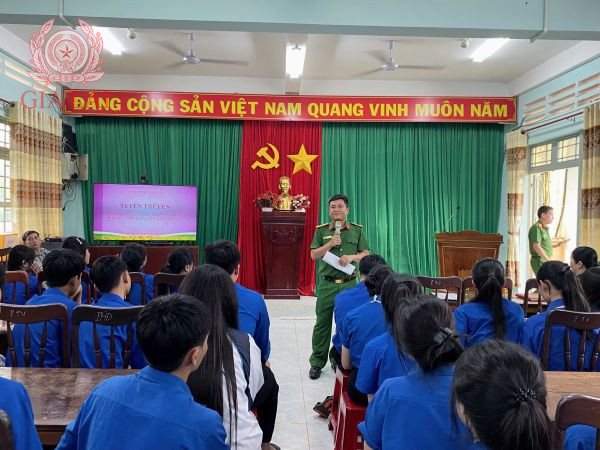 Công an xã Đức Cơ tuyên truyền pháp luật - xây dựng môi trường học đường an toàn.