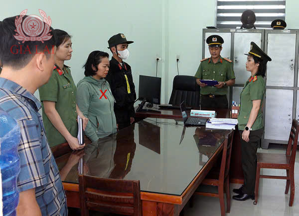 Cơ quan An ninh điều tra thực hiện lệnh bắt tạm giam đối với Võ Thị Phụng (thứ ba từ trái sang), đối tượng xuyên tạc về dự án ở Gia Lai đăng tải trên Facebook.
