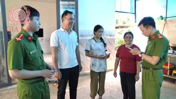 anh khoan ho tro ll cax trong dot cao diem 50 ngay dem tuyen truyen huong dan cong dan trong thuc hien thu tuc hanh chinh