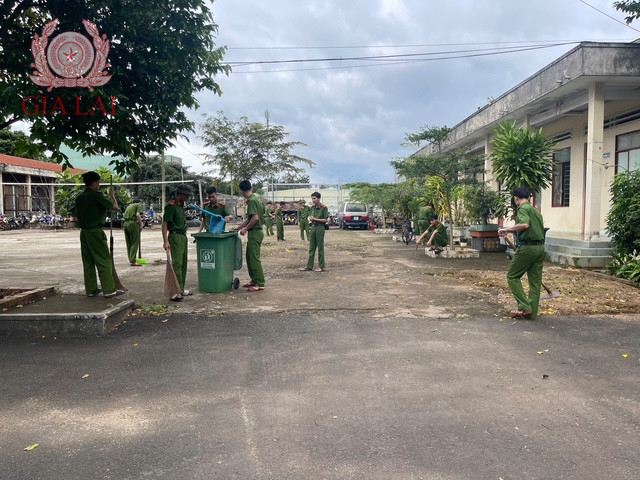 Đoàn Thanh niên Trại tạm giam số 1: Chung tay giữ gìn vệ sinh môi trường