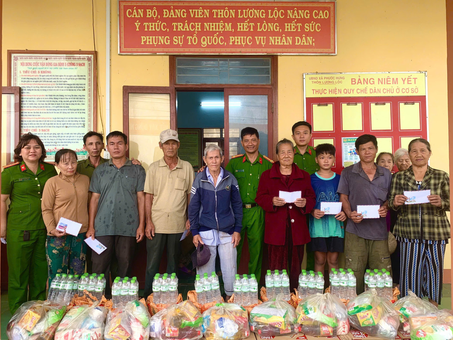 1 trao qua cho nguoi dan thon luong loc