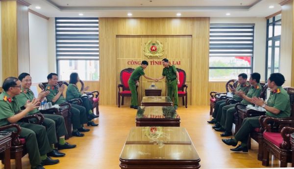 Công an TP Đà Nẵng tặng 200 triệu đồng và nhu yếu phẩm cho Công an và nhân dân vùng lũ.