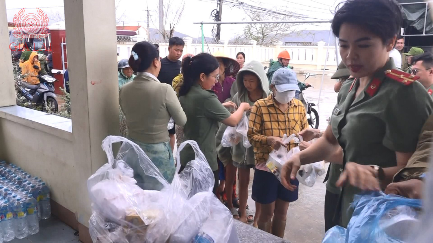 ban thanh nien cong an tinh gia lai gui tang com cho ba con nhan dan o thon vinh quang 1 xa tuy phuoc dong