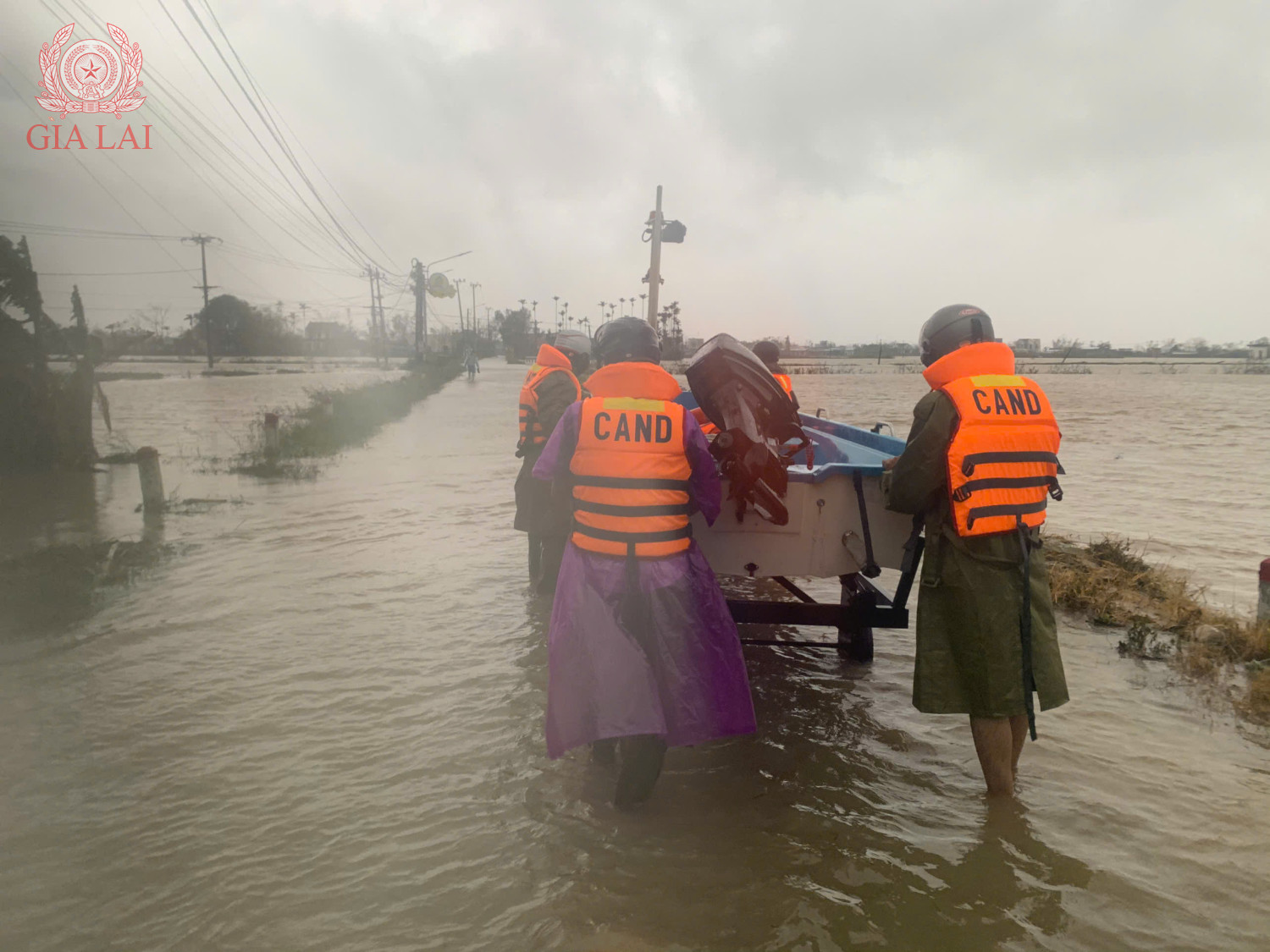 di chuyen xuong may den vi tri ho tro nguoi dan cac khu vuc bi ngap nuoc sau