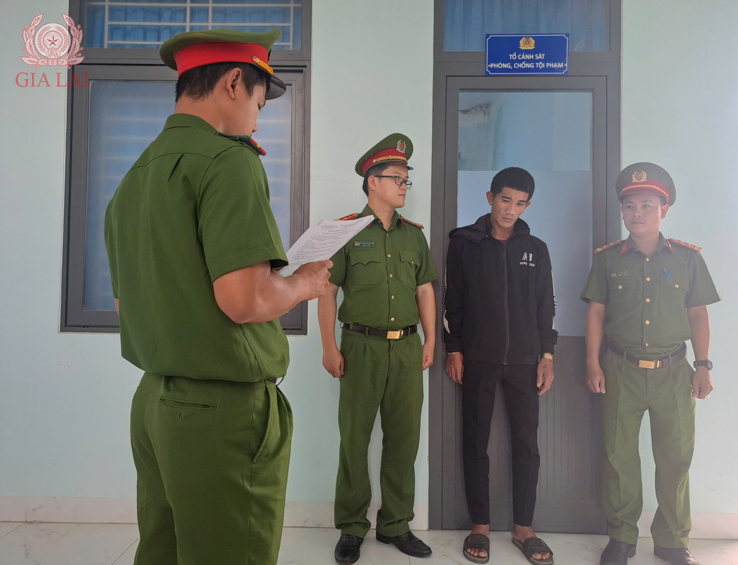 hinh anh dieu tra vien thi hanh lenh bat bi can de tam giam doi voi su van dua