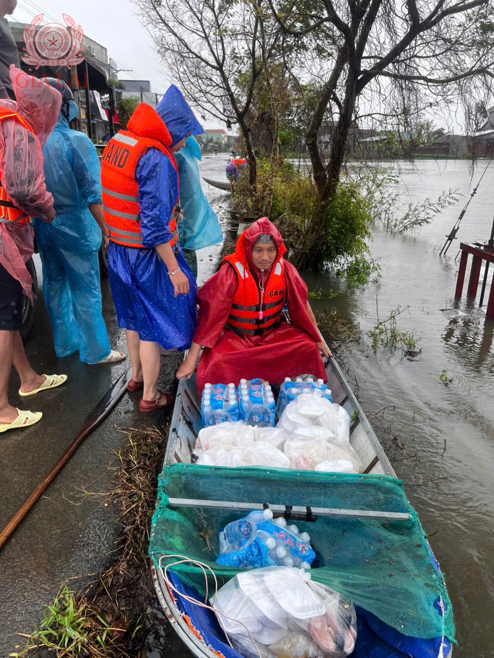 ho tro van chuyen cac phan com va nuoc uong den cac vung bi co lap