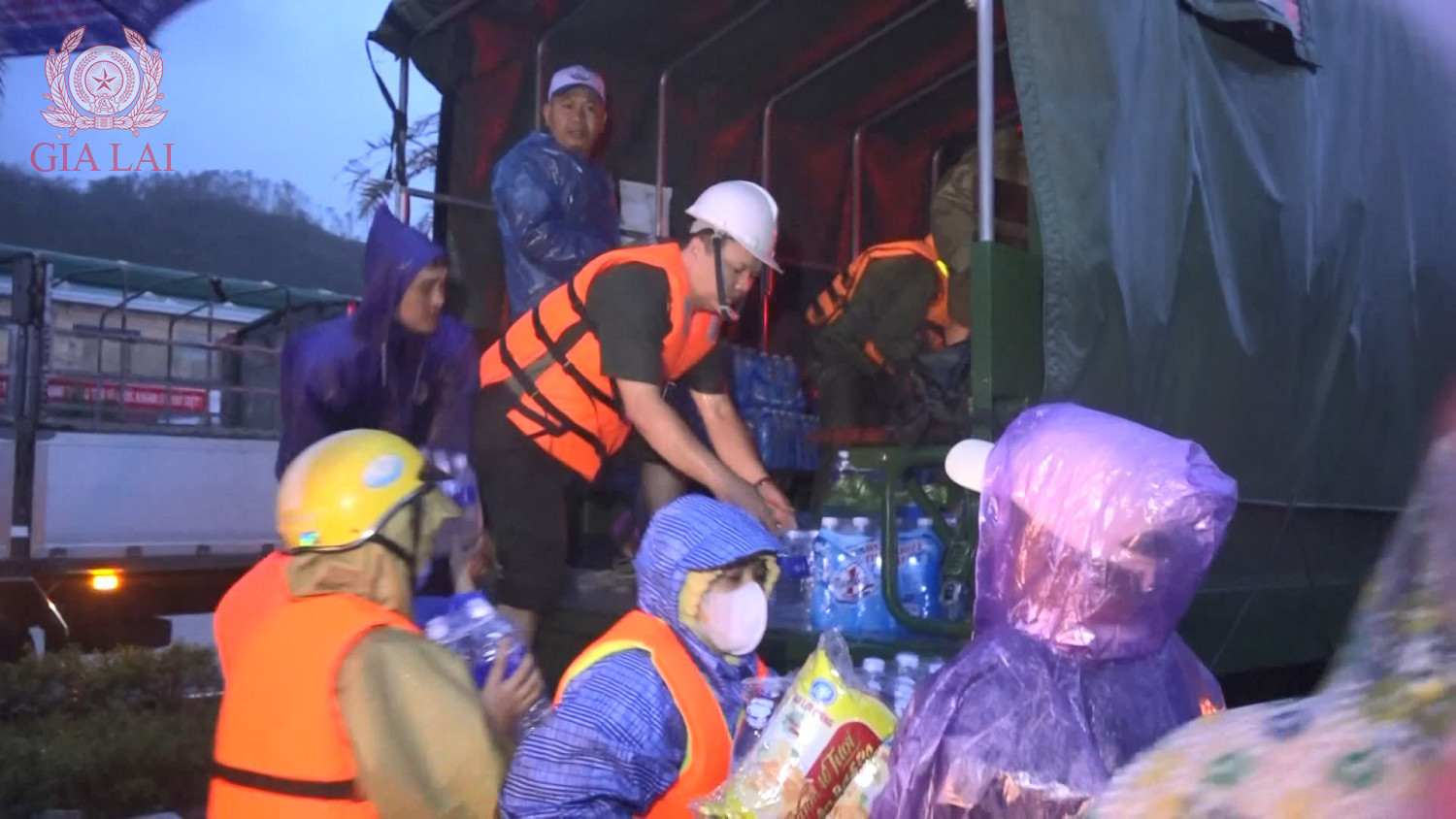 luc luong cong an mang com den vung lu ngay trong dem 19 11