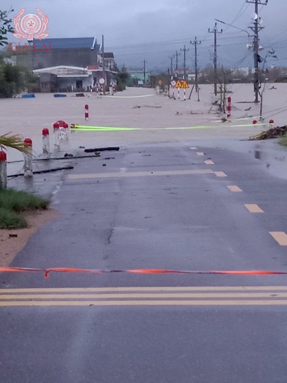 phoi hop giang day ngan cac phuong tien va nguoi dan qua lai khi nuoc chay xiet