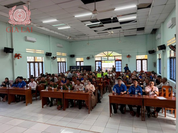 Phối hợp cùng chính quyền xã Đề Gi tặng quà cho bà con bị ảnh hưởng bởi bão số 13.