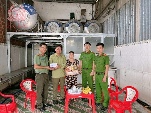 Cấp ủy, chỉ huy Công an xã đến thăm hỏi, động viên gia đình đồng chí Phạm Duy Dương