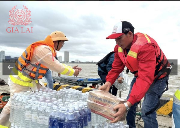 Cảnh sát đường thủy Gia Lai vượt sóng tiếp sức người dân đảo Hải Minh.