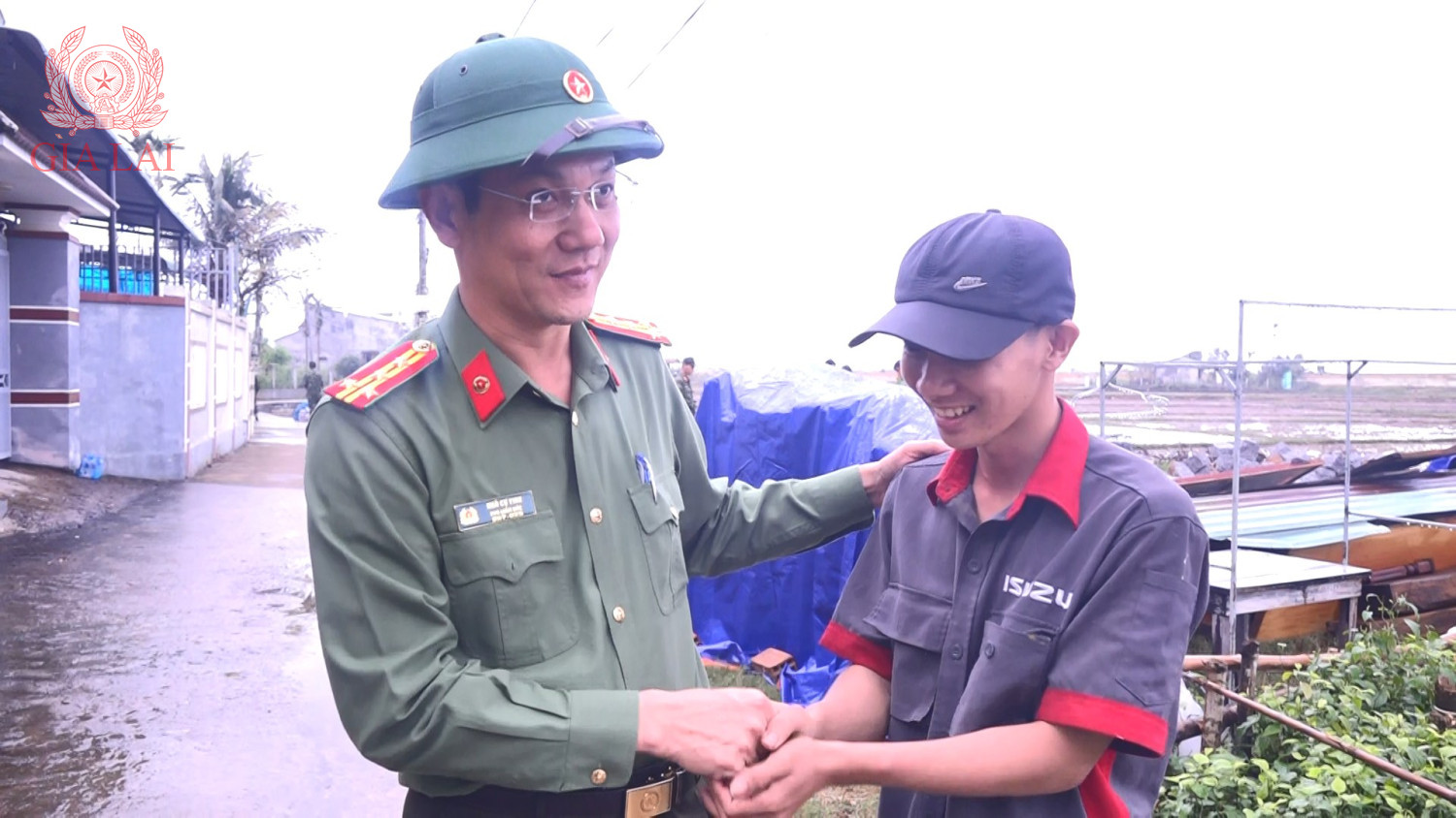 dai ta ngo cu vinh pho giam doc cong an tinh gia lai dong vien gia dinh co nha bi sap do bao lu dang duoc cbcs xay dung lai