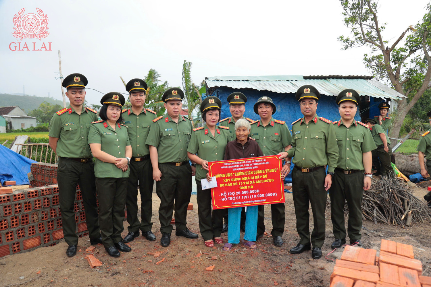 doan cong tac trao tang 20 trieu dong va 01 ti vi cho gia dinh ba pham thi bay xa an luong trong chien dich quang trung