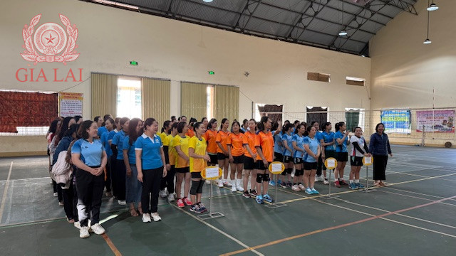 Hội Phụ nữ Trại tạm giam số 1 tham gia giao lưu bóng chuyền hơi nữ.