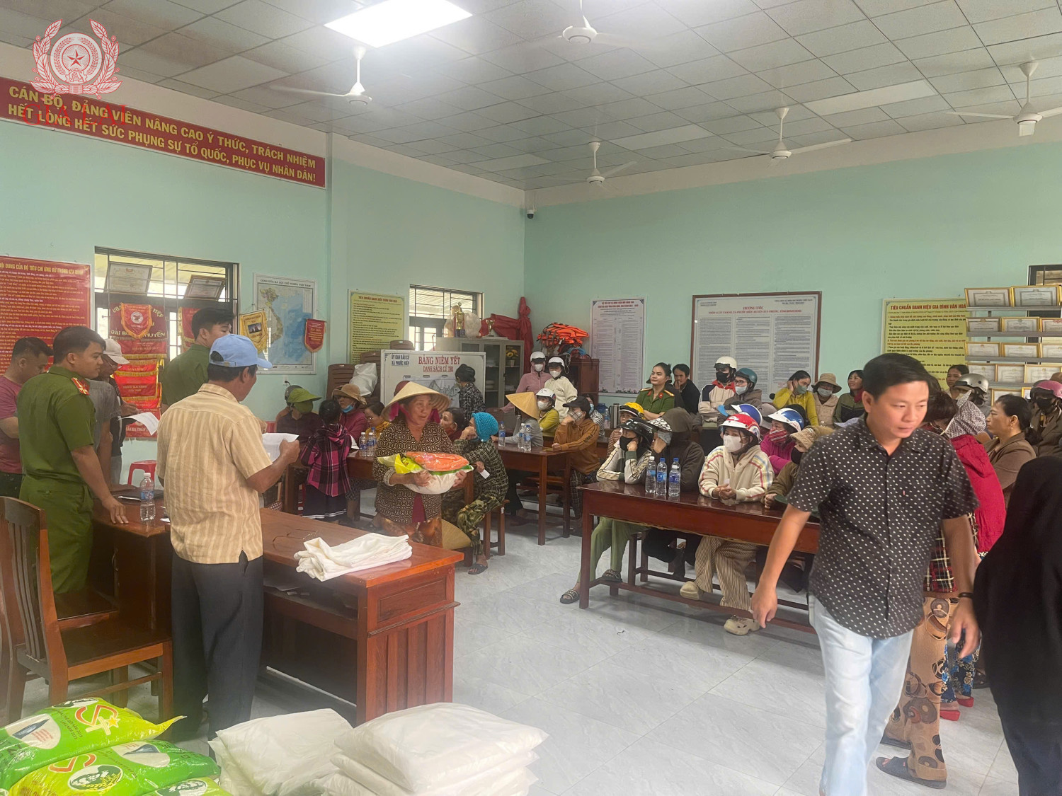 phat qua cho ba con tai nha van hoa thon luat chanh