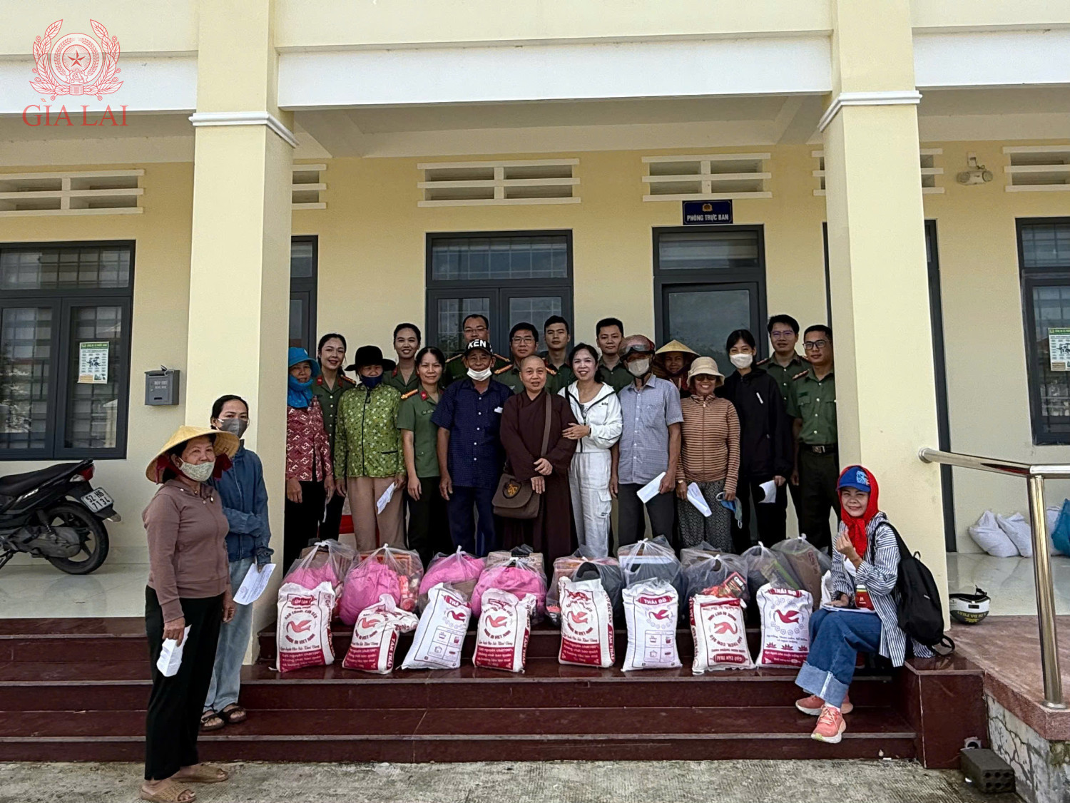 phat qua cho ba con tren dia ban