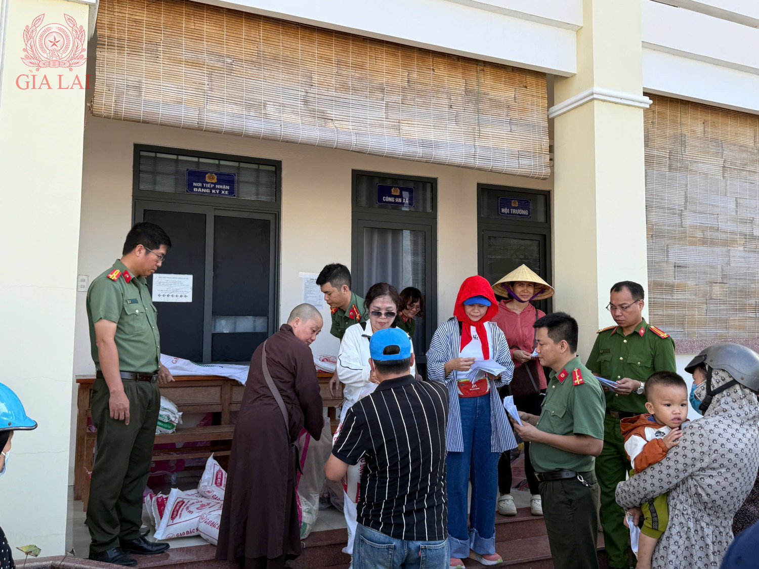 phat qua cho nguoi dan tai tru so cong an xa tuy phuoc bac