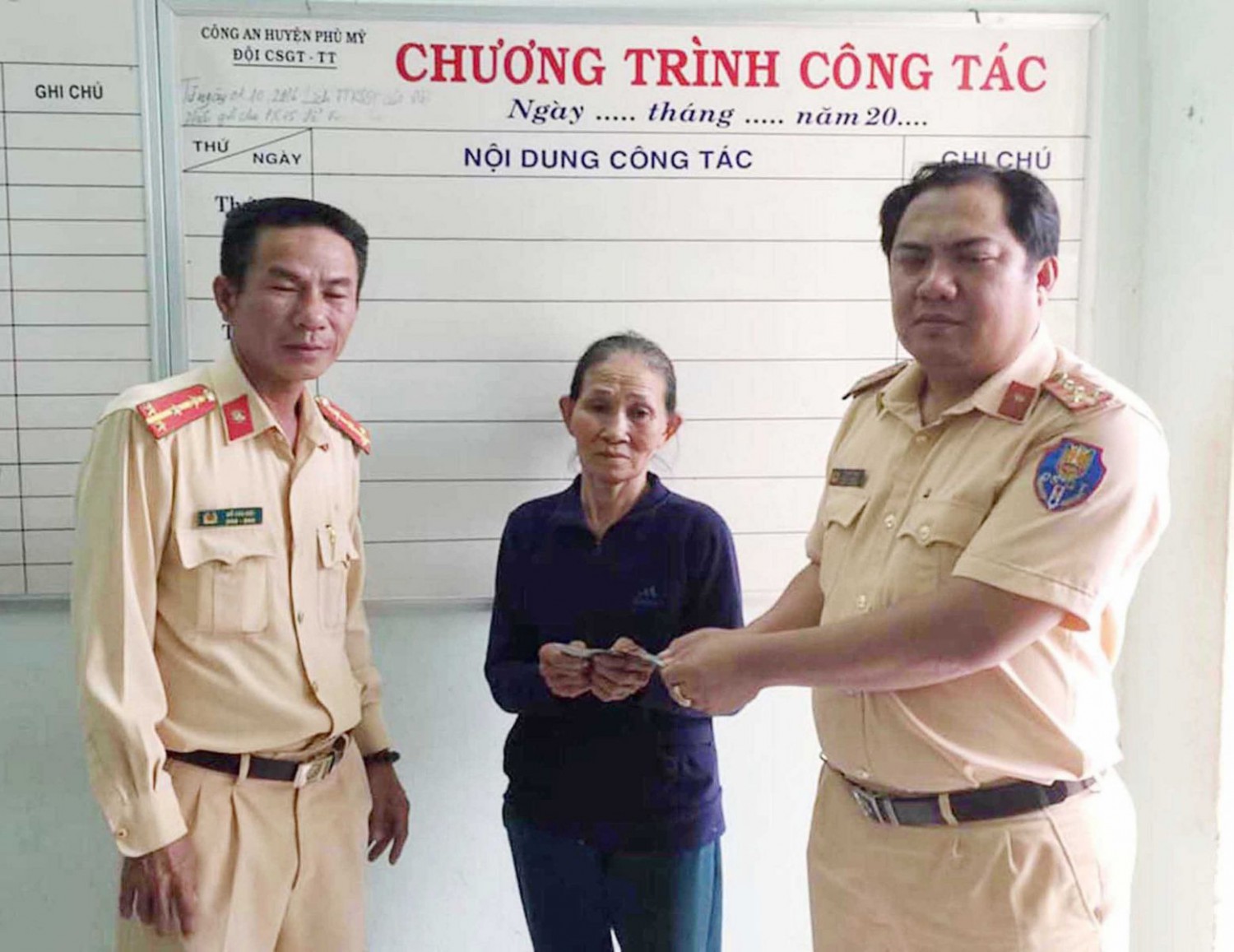 Cảnh sát giao thông Công an huyện Phù Mỹ nhặt được tài sản trả lại người đánh rơi.