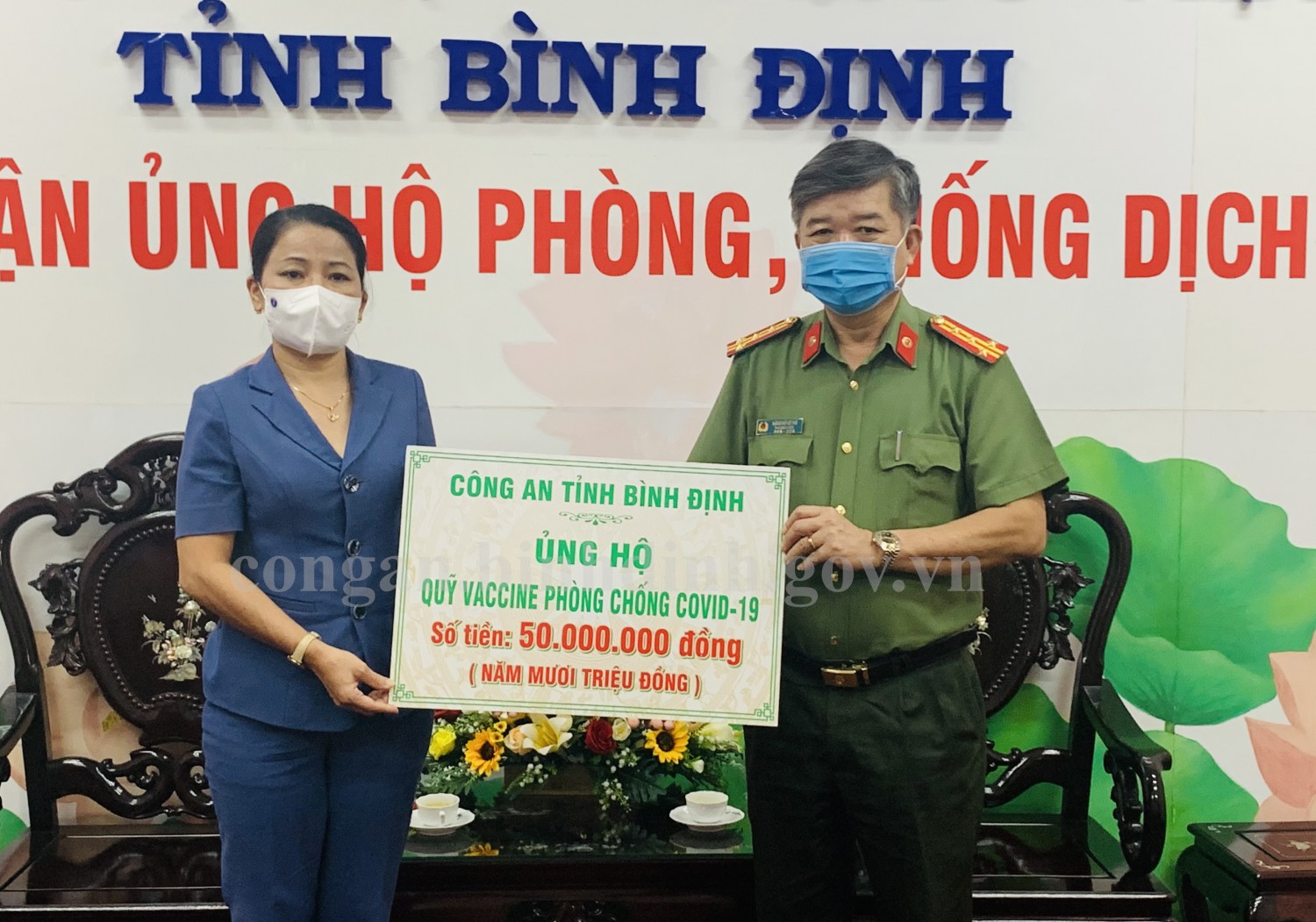 Đồng chí Đại tá Đặng Hồng Thọ, Phó Giám đốc Công an tỉnh trao số tiền ủng hộ.