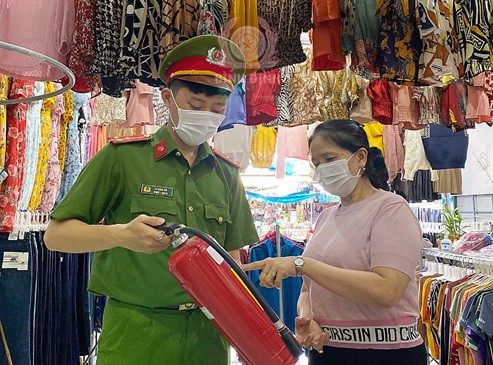 Ảnh minh họa: Công an huyện Tây Sơn kiểm tra, tuyên truyền về PCCC tại nhà để ở kết hợp kinh doanh trên địa bàn.