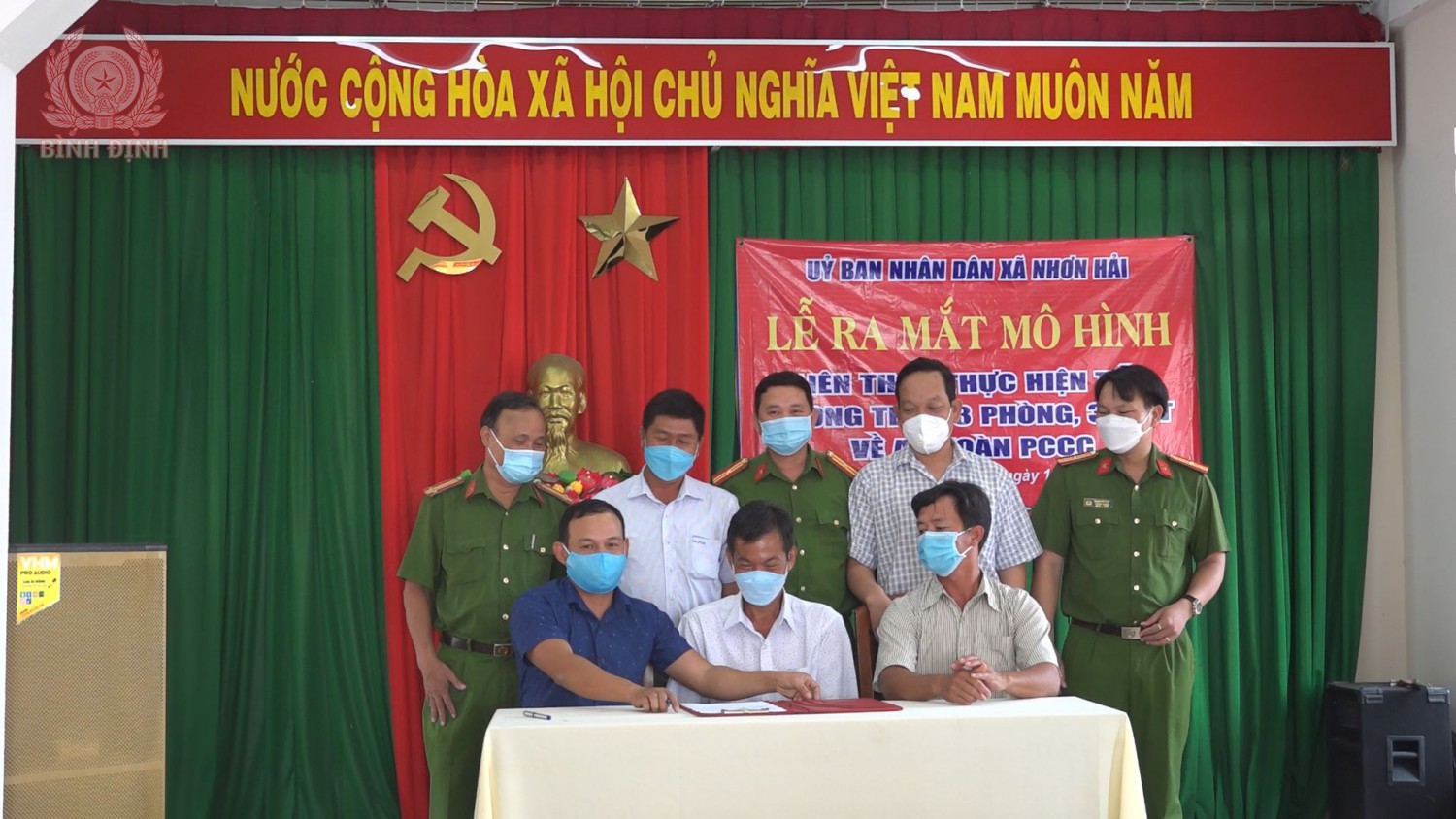 dai dien 3 thon ky ket quy uoc phoi hop thuc hien mo hinh