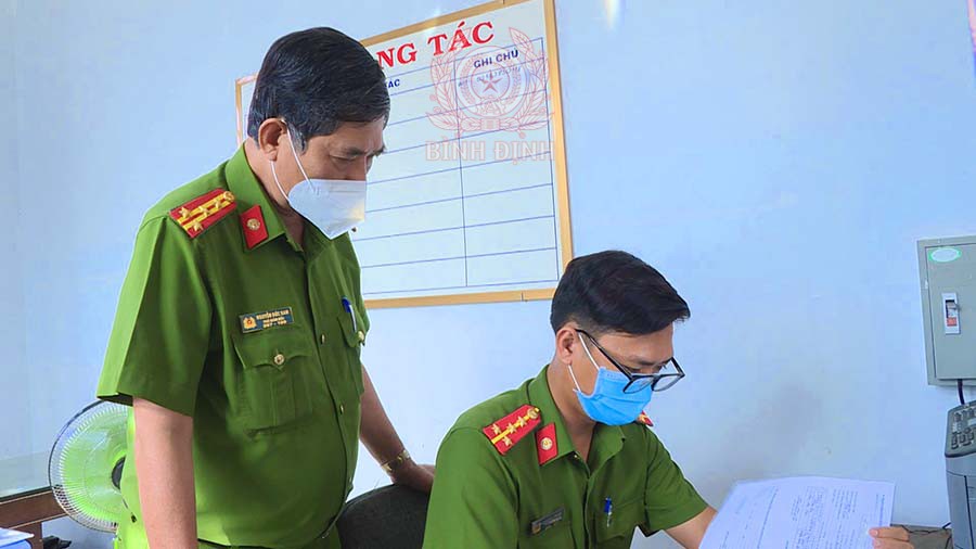 Đ/c Phó giám đốc đang kiểm tra tại CA xã.