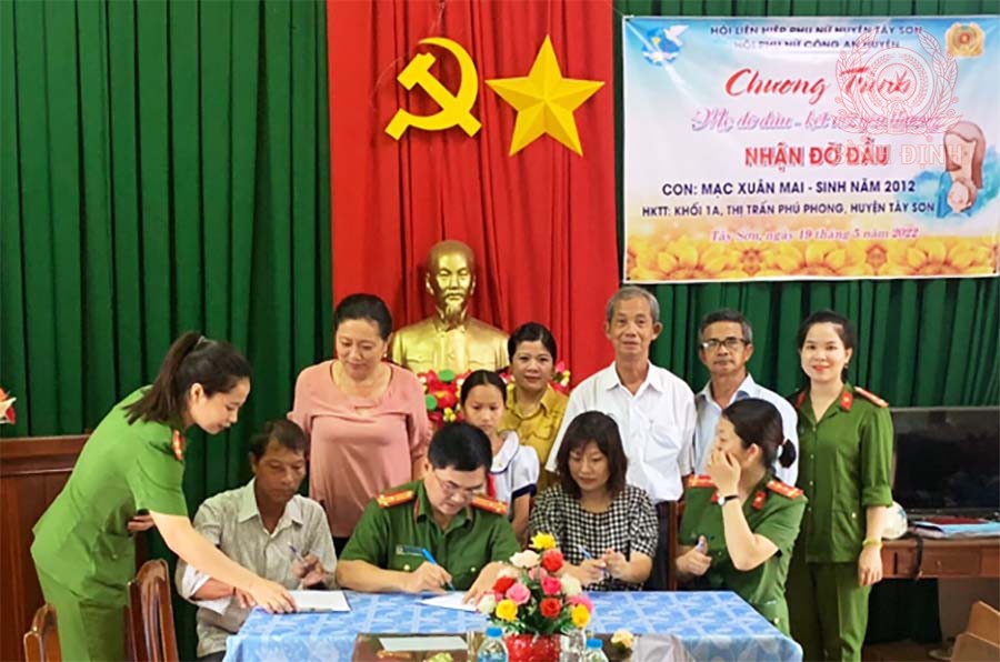 Hội phụ nữ CA huyện Tây Sơn nhận đỡ đầu trẻ em có hoàn cảnh khó khăn