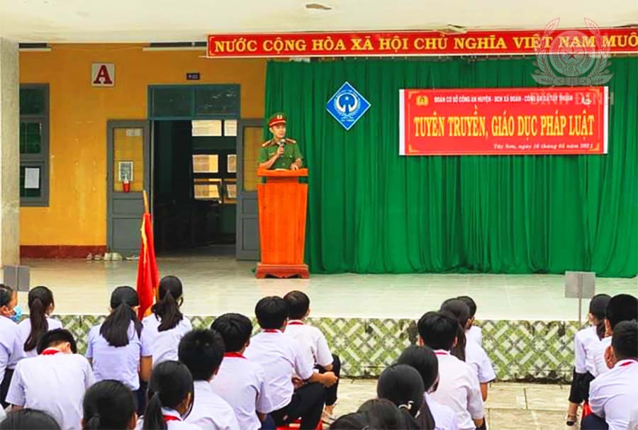 Quang cảnh buổi tuyên truyền pháp luật.