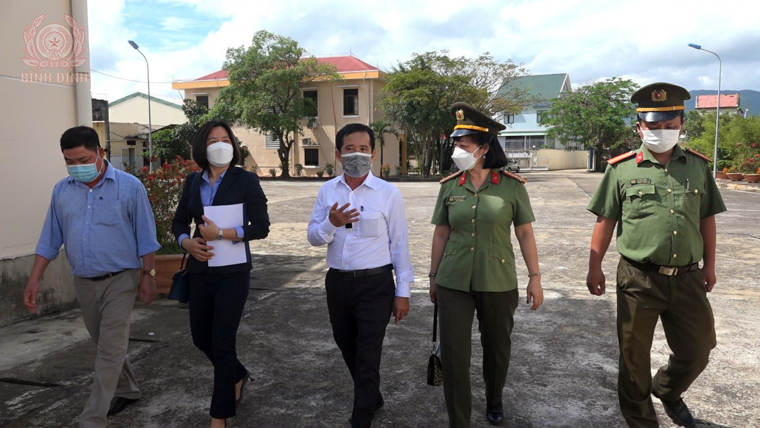 Lãnh đạo Cục dự trữ quốc gia khu vực Nghĩa Bình trao chia sẻ với Phòng chức năng Công an tỉnh về xây dựng phong trào toàn dân bảo vệ ANTQ.