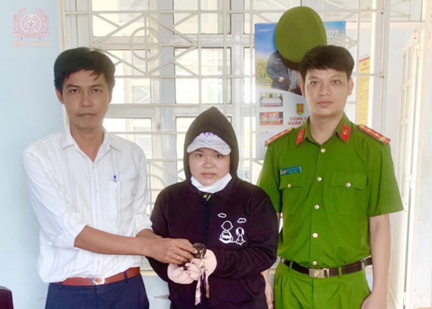 Anh Đạt trao lại chiếc ví cho chị Quỳnh