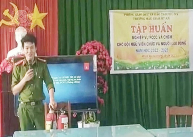 Cán bộ Cảnh sát QLHC về TTXH CA huyện tuyên truyền kiến thức PCCC cho cán bộ giáo viên trường Mần non Mỹ An