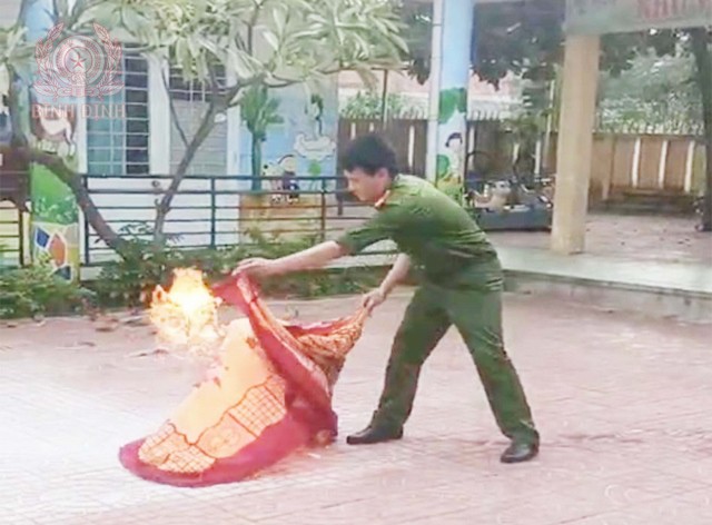 can bo ca huyen huong dan cach dung phuong tien de dap tat dam chay gia dinh 640x472