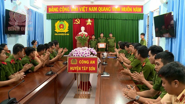 cong an huyen tay son duoc giam doc cong an tinh khen thuong ve thanh tich trong thuc hien de an 06 640x360