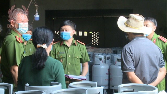 cong an tay son phoi hop voi canh sat kinh te cong an tinh lam ro kinh doanh 2 112 vo binh lpg trai quy dinh 640x360
