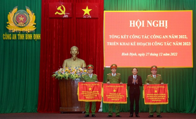 Đại diện Công an xã Nhơn Hải, đầu tiên bên trái, nhận Cờ thi đua của UBND tỉnh về thành tích xuất sắc trong năm 2022