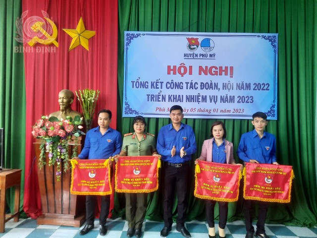 Đoàn cơ sở Công an huyện Phù Mỹ được Ban Thường vụ Huyện Đoàn tặng cờ đơn vị xuất sắc trong công tác Đoàn và phong trào thanh niên năm 2022