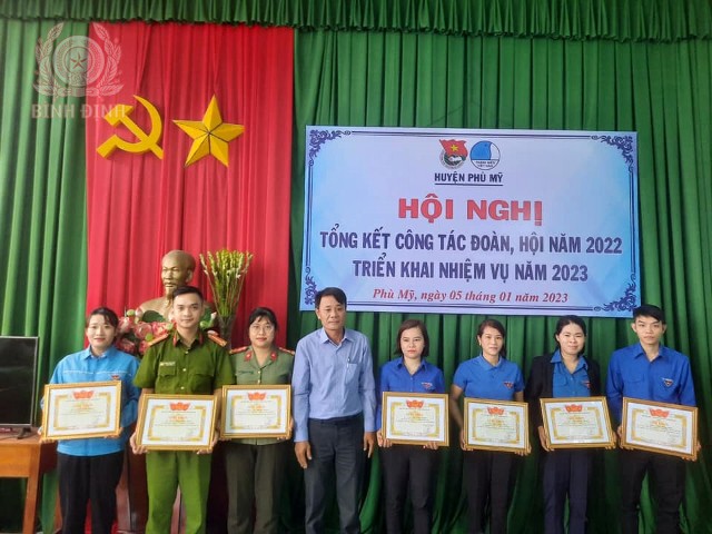 hinh 2 ca nhan doan co so duoc btv huyen doan tang giay khen 640x480