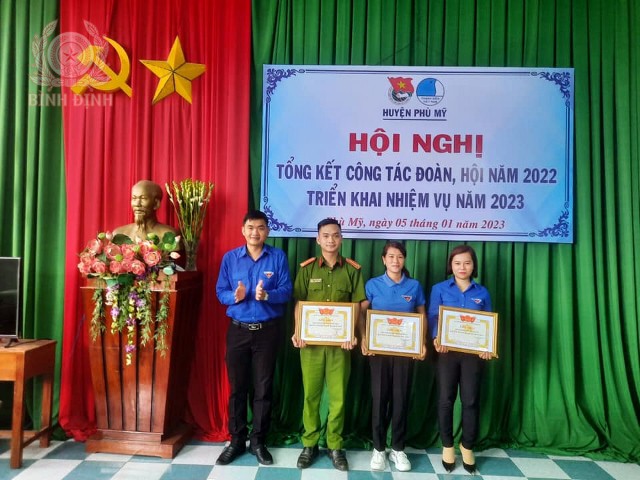 hinh 3 ca nhan doan co so dat giai nhi cuoc thi tuoi tre pm voi phap luat 640x480