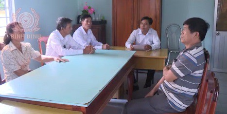 to hoa giai thon hoa son xa binh tuong dang hoa giai vu nguoi hat lam be man hinh tivi karaoke luu dong 467x234